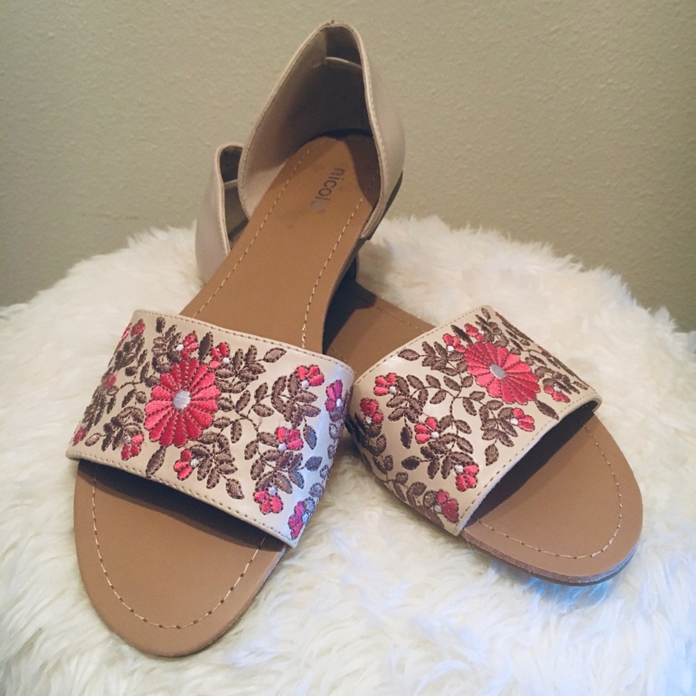 Embroidered floral flat sandals